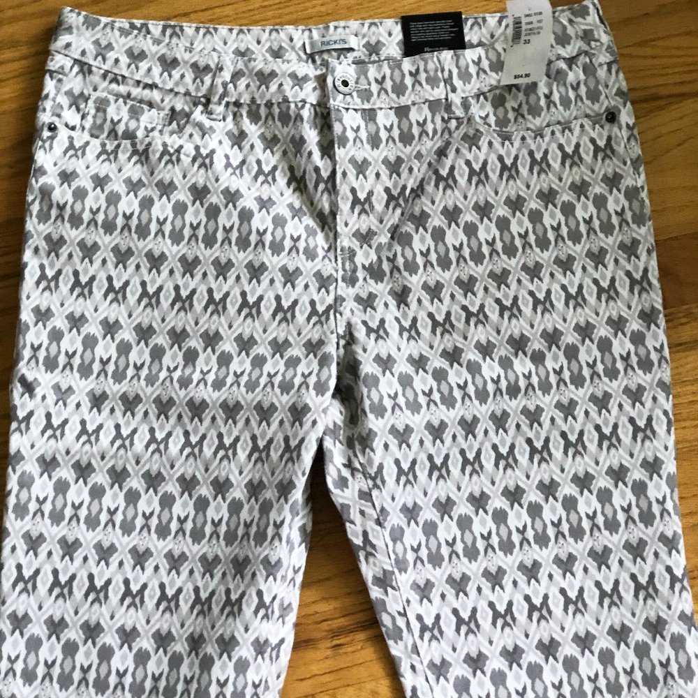 NWT Revolution Jegging Capri, Size 33 x 19